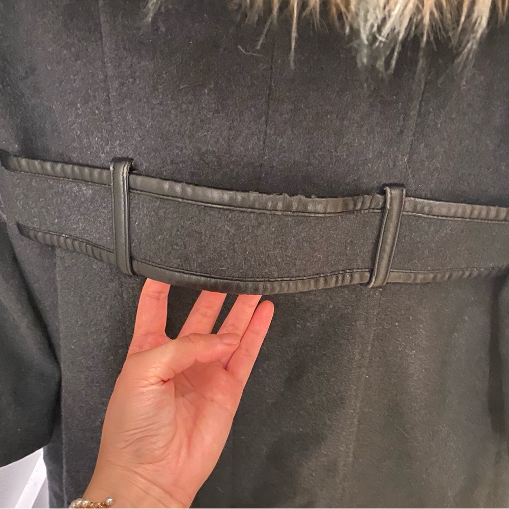 Chic Gray Coat with Faux Fur Trim - Picture 3 of 7